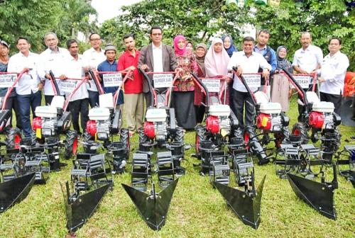 Sarasehan Petani, Bupati dan Wakil Bupati Bintan Serahkan Bantuan Pertanian dan Peternakan
